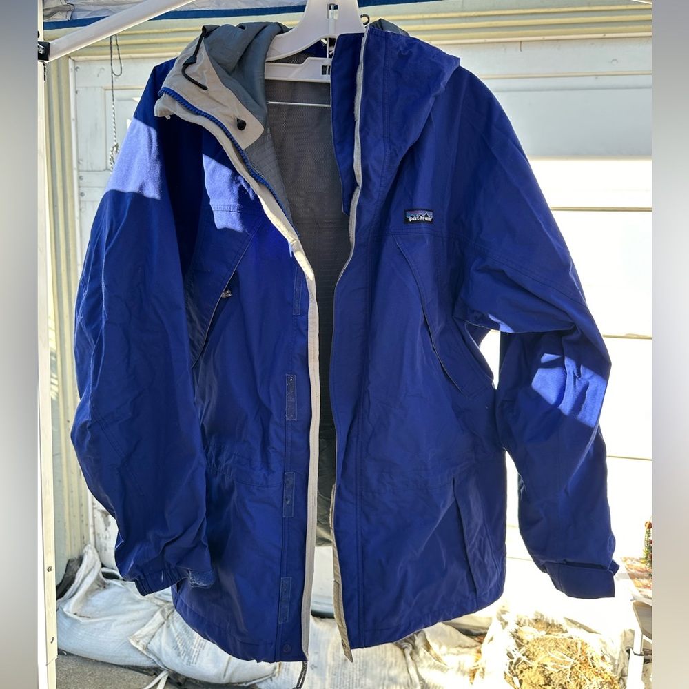 PATAGONIA ski jacket with attached hood. 4 front zippered pockets, 1 inside.